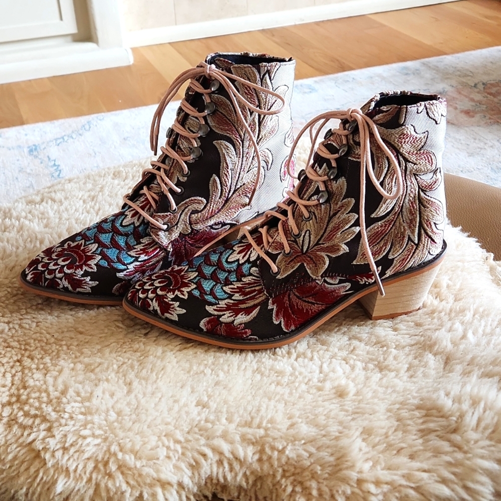 Fabulous NWOT Floral Tapestry Lace Up Cowgirl Western Boho Ankle Boots 👢 🤎💙